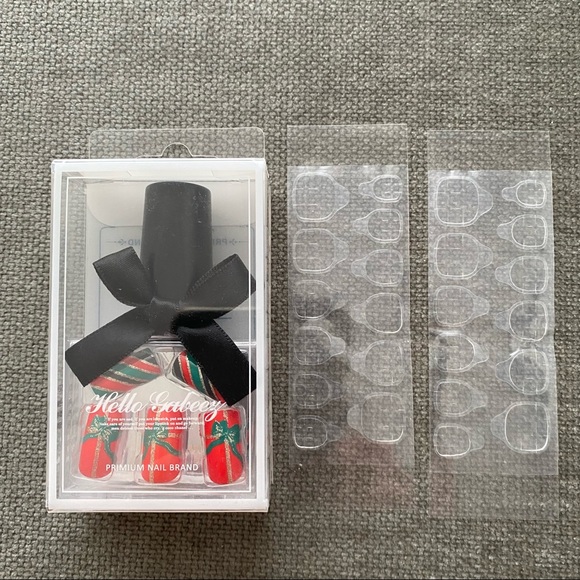 Christmas Themed Press-On Nail Set - Picture 6 of 6